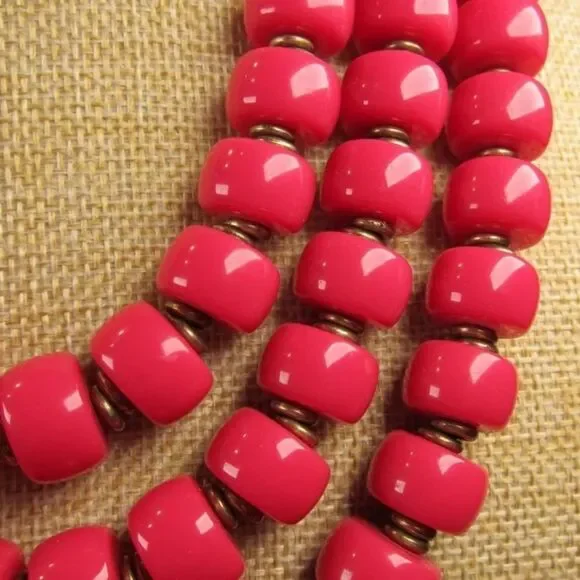 Big chunky hot pink statement necklace Premier Designs acrylic &brass-tone NWOT - Picture 4 of 7